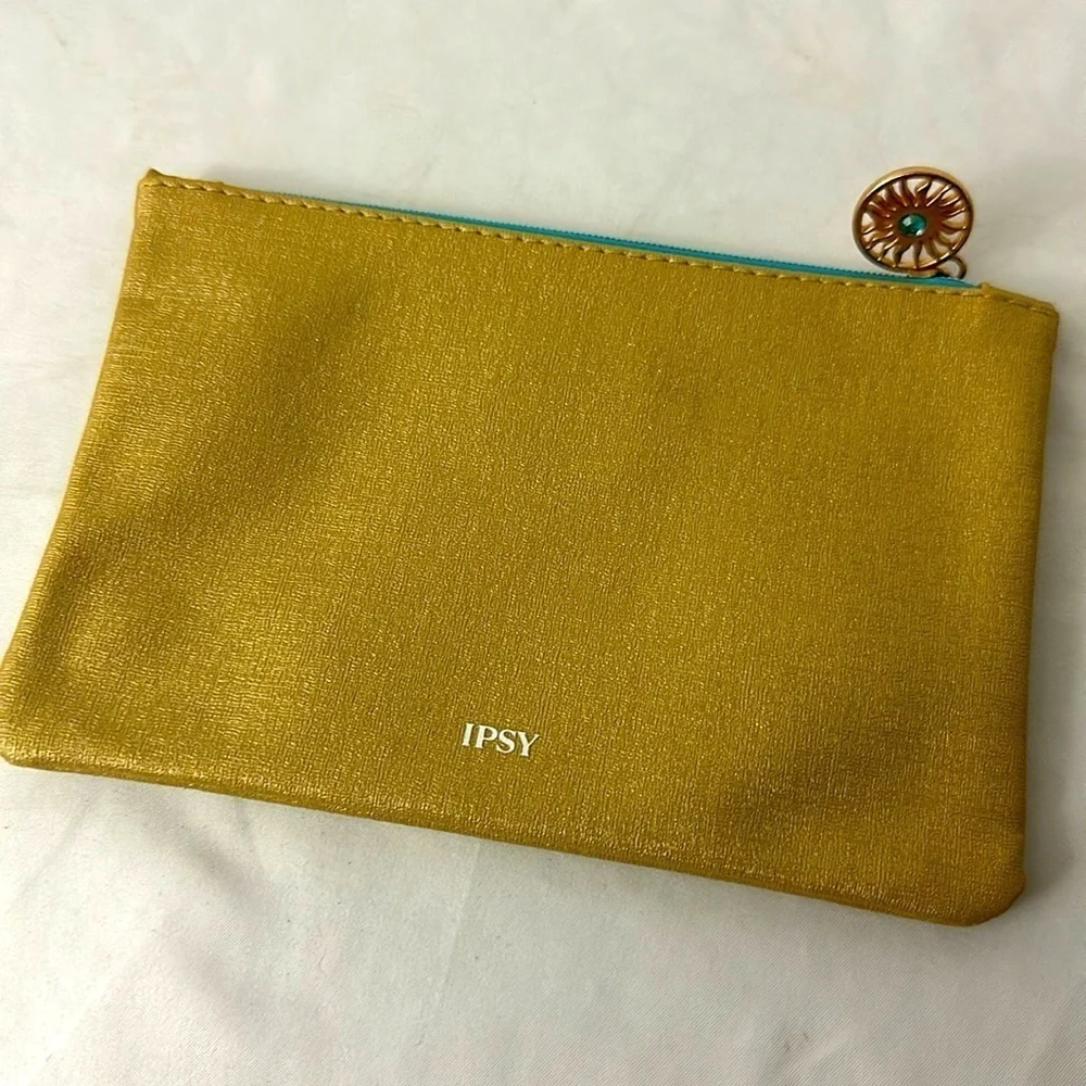 IPSY small ladies purse.